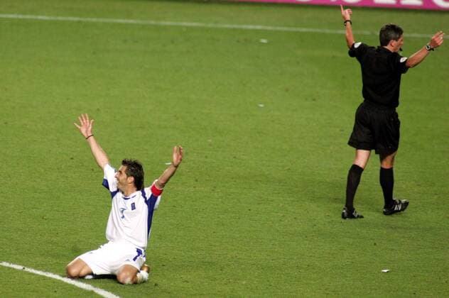 Fußball, EM Finale 2004 in Lissabon, Portugal - Griechenland 0:1 Theodoros Zagorakis kniet glücklich am Boden - Griechenland ist Europameister Fußball EM Herren EURO 2004, Europameisterschaft, Länderspiel, Finale, Endspiel, Nationalmannschaft, Nationalteam Gruppe pan6530 Lissabon Freude,  