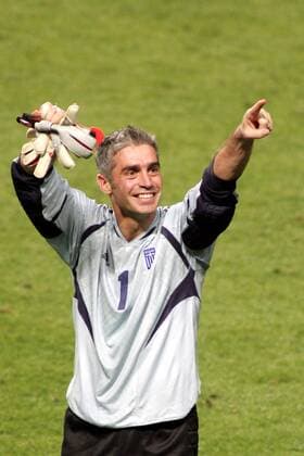 Fußball, EM Finale 2004 in Lissabon, Portugal - Griechenland 0:1 Torwart Antonios Nikopolidis (Griechenland) - Siegesjubel Fußball EM Herren EURO 2004, Europameisterschaft, Länderspiel, Finale, Endspiel, Nationalmannschaft, Nationalteam Einzelbild pan6530 Lissabon Freude,  
