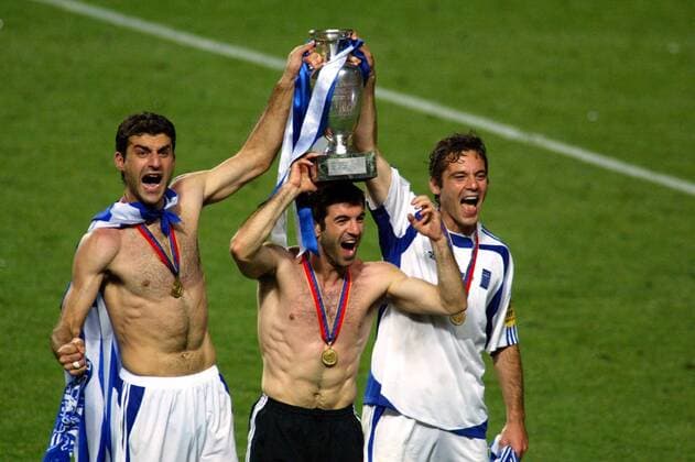 Fußball, EM Finale 2004 in Lissabon, Portugal - Griechenland 0:1 Griechenland ist Europameister 2004, v.li: Traianos Dellas, Georgios Karagounis und Zisis Vryzas mit der Coupe Henri Delaunay Fußball EM Herren EURO 2004, Europameisterschaft, Länderspiel, Finale, Endspiel, Nationalmannschaft, Nationalteam Gruppe pan6530 Lissabon Freude, Begeisterung,  