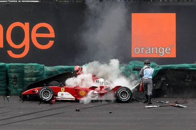 Michael Schumacher (Deutschland Ferrari) steigt aus seinem qualmenden Boliden Motorsport Grand Prix Herren Großer Preis von Brasilien 2004, Formel 1 Weltmeisterschaft, F1, F, GP, WM, Qualifying, Vdig Gruppe Sao Paulo Interlagos