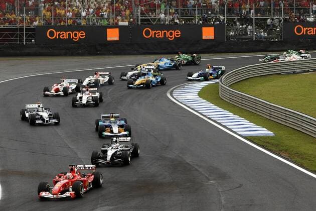 Rubens Barrichello (Brasilien Ferrari) führt das Feld nach dem Start an Motorsport Grand Prix Herren Großer Preis von Brasilien 2004, Formel 1 Weltmeisterschaft, F1, F, GP, WM, Totale Sao Paulo Interlagos