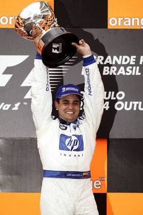 Juan Pablo Montoya (Kolumbien BMW Williams) präsentiert stolz den Pokal für seinen Sieg beim Großer Preis von Brasilien Motorsport Grand Prix Herren Großer Preis von Brasilien 2004, Formel 1 Weltmeisterschaft, F1, F, GP, WM, Einzelbild Sao Paulo Interlagos Freude, Begeisterung,