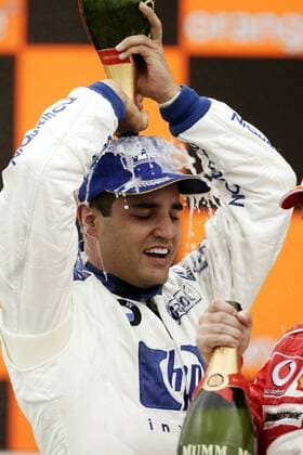 Juan Pablo Montoya (Kolumbien BMW Williams) kippt sich den Champagner über den Kopf Motorsport Grand Prix Herren Großer Preis von Brasilien 2004, Formel 1 Weltmeisterschaft, F1, F, GP, WM, Einzelbild Sao Paulo Interlagos Glück, Freude,