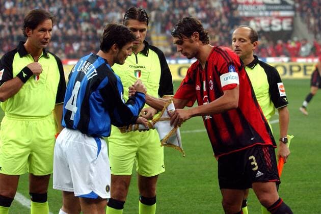 Die Kapitäne Paolo Maldini (re., Milan) und Javier Zanetti (Inter) - Wimpeltausch und Shakehands vor dem Schiedsrichtergespann um Referee Roberto Rosetti (Mitte) und den Assistenten Cristiano Copelli (li.) und Narciso Pisacreta Fußball Herren Serie A 2004 2005, 1. Italienische Liga, AC Mailand - Internazionale Mailand 0:0, Vdig Gruppe Mailand