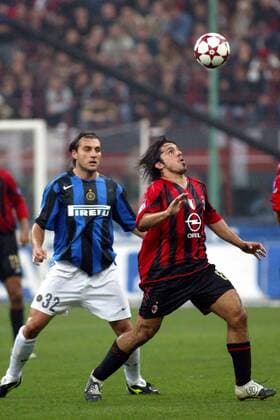Ivan Gennaro Gattuso (re., Milan) gegen Christian Vieri (Inter) Fußball Herren Serie A 2004 2005, 1. Italienische Liga, AC Mailand - Internazionale Mailand 0:0, Vdig Gruppe Mailand Dynamik,