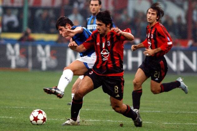 Ivan Gennaro Gattuso (re., Milan) gegen Emre Belözoglu (Inter) Fußball Herren Serie A 2004 2005, 1. Italienische Liga, AC Mailand - Internazionale Mailand 0:0, Vdig Gruppe Mailand Dynamik,