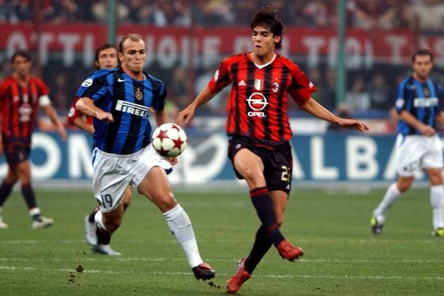 Kaka (re., Milan) gegen Esteban Cambiasso (Inter) Fußball Herren Serie A 2004 2005, 1. Italienische Liga, AC Mailand - Internazionale Mailand 0:0, Vdig Gruppe Mailand Dynamik,