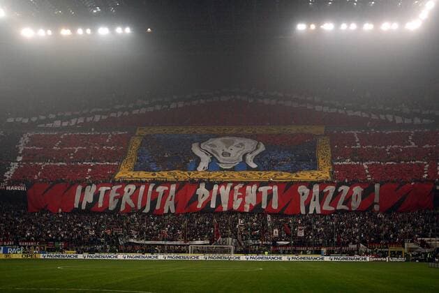 Interista Diventi Pazzo - der Milan Fanblock provoziert die Inter Fans mit einer lustigen Choreographie in Anlehnung des Bildes Der Schrei von Edvard Munch und meint sie seinen verrückt geworden Fußball Herren Serie A 2004 2005, 1. Italienische Liga, AC Mailand - Internazionale Mailand 0:0, Flutlicht, Bild Totale Guiseppe Meazza, San Siro Mailand, Maler, Künstler, Kunst