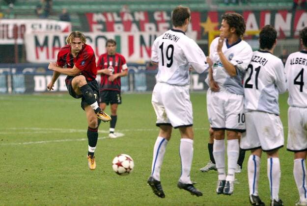 Andriy Shevchenko (Milan, li.) gegen die Freistoßmauer von Bergamo, v.li.: Damiano Zenoni, Pia Inacio, Andrea Lazzari und Albertini Fußball Herren Serie A 2004 2005, 1. italienische Liga, AC Mailand - Atalanta Bergamo 3:0, Vdig Gruppe Mailand Dynamik, Abwehr,