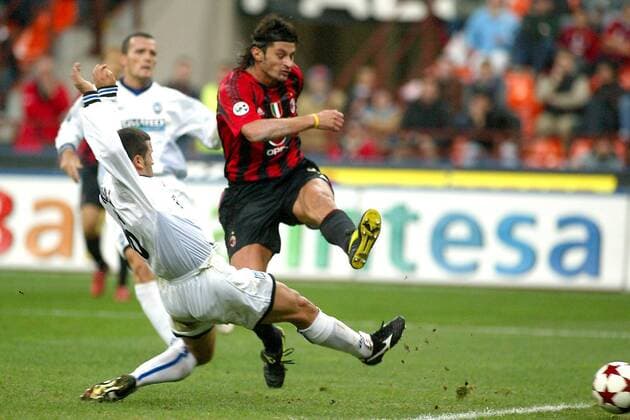 Kakha Kaladze (Milan, re.) erzielt das 2:0, Claudio Rivalta (Bergamo) kommt zu spät Fußball Herren Serie A 2004 2005, 1. italienische Liga, AC Mailand - Atalanta Bergamo 3:0, Vdig Gruppe Mailand Dynamik,