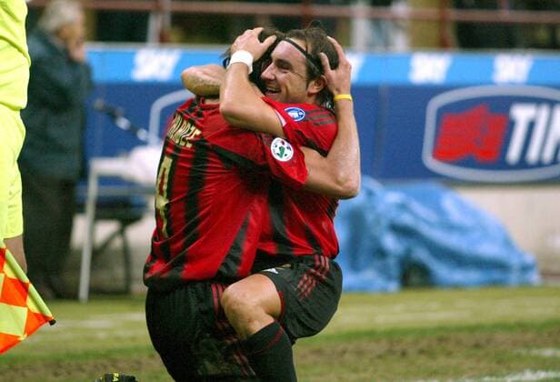 Cristian Brocchi (re.) in den Armen von Kakha Kaladze (beide Milan) - Torjubel Fußball Herren Serie A 2004 2005, 1. Italienische Liga, AC Mailand, Vdig Gruppe Mailand Freude,
