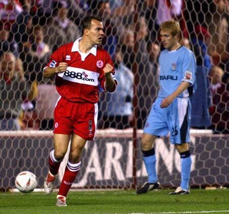 Szilard Nemeth (Middlesbrough, li.) erzielt das 1:0 Fußball Herren Carling Cup 2004 2005, Englischer Ligapokal, FC Middlesbrough - Coventry City FC 3:0, Vdig Gruppe Middlesbrough Freude,