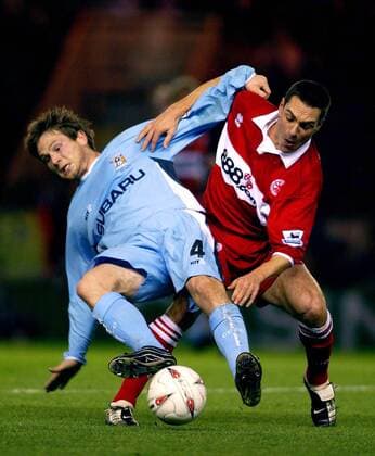 Bjarni Gudjonsson (Coventry, li.) gegen Guidoni Junior Doriva (Middlesbrough) Fußball Herren Carling Cup 2004 2005, Englischer Ligapokal, FC Middlesbrough - Coventry City FC 3:0, Vdig Gruppe Middlesbrough Dynamik,