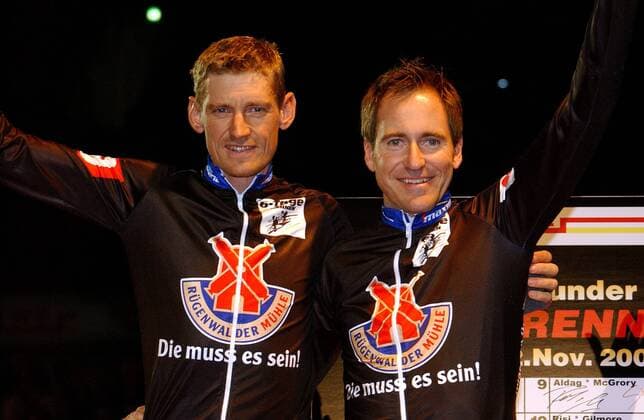 Rolf Aldag (Deutschland, li.) und Scott McGrory (Australien) - Siegerehrung Radsport Herren 63. Dortmunder Sechstagerennen 2004, Sechstage, Sechs, Sixdays, six days, Rad, Bahn, Halle, Indoor Gruppe Dortmund, Rennen