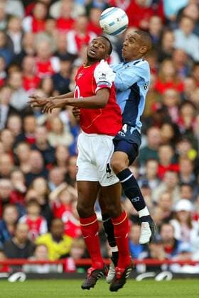 Patrick Vieira (Arsenal, li.) gegen Dexter Blackstock (Southampton) Fußball Herren English Premier League 2004 2005, 1. Englische Liga, Arsenal FC London - FC Southampton 2:2 Gruppe London Dynamik, Höhe,