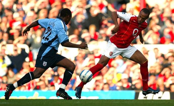 Thierry Henry (Arsenal, re.) gegen Darren Kenton (Southampton) Fußball Herren English Premier League 2004 2005, 1. Englische Liga, Arsenal FC London - FC Southampton 2:2 Gruppe London Dynamik,
