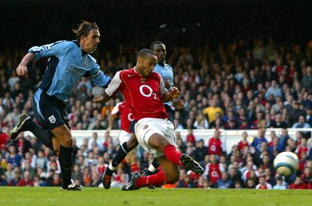 Thierry Henry (Arsenal, re.) gegen Claus Lundekvam (Southampton) Fußball Herren English Premier League 2004 2005, 1. Englische Liga, Arsenal FC London - FC Southampton 2:2 Gruppe London Dynamik,