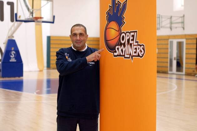 Trainer Murat Didin (Frankfurt) zeigt auf das Vereinslogo Basketball 1. BL Herren BBL Saison 2004 2005, Opel Skyliners Frankfurt, Vorstellung, Präsentation, Pressetermin Einzelbild Frankfurt M.
