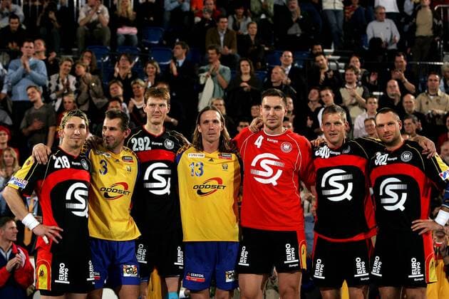 Magnus Wislander (2.v.li.) und Staffan Olsson (beide Schweden) verabschieden sich zusammen mit den Deutschen (v.li.) Stefan Kretzschmar, Volker Zerbe, Mark Dragunski, Klaus Dieter Petersen und Christian Schwarzer aus der Nationalmannschaft Handball Länderspiel Herren Länderspiel 2004, Test, Testspiel, Freundschaftsspiel, Abschiedsspiel, Abschied, Gruppe Kiel