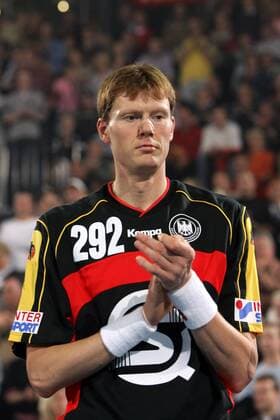 Volker Zerbe (Deutschland) nimmt nach 292 Länderspielen Abschied von der Nationalmannschaft Handball Länderspiel Herren Länderspiel 2004, Test, Testspiel, Freundschaftsspiel, Abschiedsspiel, Abschied, Einzelbild Kiel
