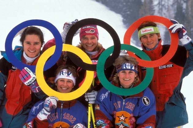 Die DSV Damen (v.li.) Miriam Vogt, Michaela Gerg Leitner, Katja Seizinger, Karin Dedler und Katharina Gutensohn (alle Deutschland) freuen sich schon auf die Olympischen Spiele 1992 in Albertville Alpiner Skilauf OS Winter Damen Olympische Winterspiele 1992, Olympia, Olympiade, Spiele, Ski Alpin, Skisport, Vdia Gruppe Albertville Freude,