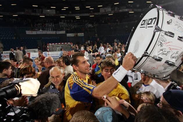 Magnus Wislander (Schweden) verteilt die letzten Autogramme im Nationaltrikot Handball Länderspiel Herren Länderspiel 2004, Test, Testspiel, Freundschaftsspiel, Abschiedsspiel, Abschied, Gruppe Kiel