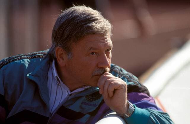 Mannschaftsarzt Dr. Heinrich Heß (Deutschland) nachdenklich Fußball Länderspiel Herren DEUTSCHSPRACHIGE SPORTZEITSCHRIFTEN UND -ZEITUNGEN NUR NACH RÜCKSPRACHE, Länderspiel 1988 Porträt Aufnahmedatum geschätzt Kaiserslautern Nachdenklichkeit,
