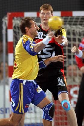 Magnus Wislander (Schweden, vorn) gegen Volker Zerbe (Deutschland) Handball Länderspiel Herren Länderspiel 2004, Freundschaftsspiel, Test, Testspiel, Abschied, Abschiedsspiel, Vdig Gruppe Kiel Dynamik,