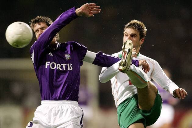 Glen de Boeck (li., Anderlecht) gegen Ivan Klasnic (Bremen) Fußball EC 1 Herren Champions League 2004 2005, SV Werder Bremen - RSC Anderlecht 5:1 Gruppe Bremen Dynamik, Kampf,