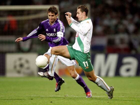 Glen de Boeck (li., Anderlecht) gegen Miroslav Klose (Bremen) Fußball EC 1 Herren Champions League 2004 2005, SV Werder Bremen - RSC Anderlecht 5:1 Gruppe Bremen Dynamik,
