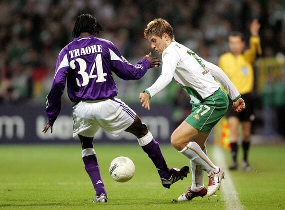 Ivan Klasnic (re., Bremen) gegen Lamine Traore (Anderlecht) Fußball EC 1 Herren Champions League 2004 2005, SV Werder Bremen - RSC Anderlecht 5:1 Gruppe Bremen Dynamik,