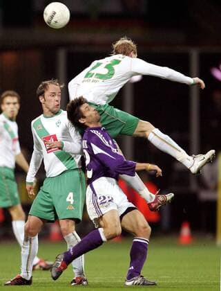 Oleg Iachtchouk (Mitte, Anderlecht) gegen Fabian Ernst (li.) und Ludovic Magnin (beide Bremen) Fußball EC 1 Herren Champions League 2004 2005, SV Werder Bremen - RSC Anderlecht 5:1 Gruppe Bremen Dynamik, Kampf,