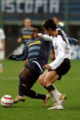 Obafemi Martins (Inter, li.) gegen Marco Caneira (Valencia) Fußball EC 1 Herren Champions League 2004 2005, Internazionale Mailand - FC Valencia 0:0 Gruppe Mailand Dynamik, Kampf,