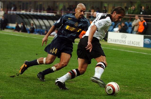 Curro Torres (Valencia, re.) gegen Juan Sebastian Veron (Inter) Fußball EC 1 Herren Champions League 2004 2005, Internazionale Mailand - FC Valencia 0:0 Gruppe Mailand Dynamik,
