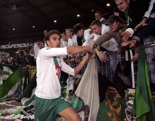 Valerien Ismael (Bremen) klatscht mit den Fans ab Fußball EC 1 Herren Champions League 2004 2005, SV Werder Bremen Gruppe Bremen