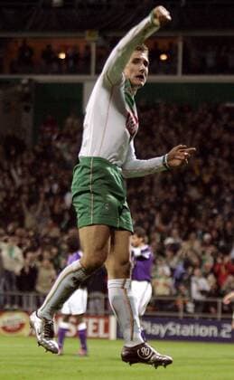 Miroslav Klose (Bremen) - Torjubel Fußball EC 1 Herren Champions League 2004 2005, SV Werder Bremen Einzelbild Freudensprung, Luftsprung Bremen Höhe, Dynamik, Freude, Begeisterung,