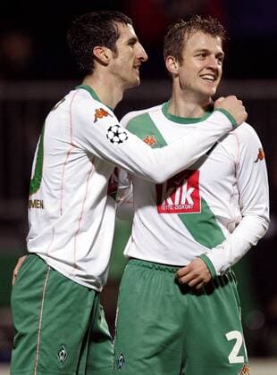Torschütze Daniel Jensen (re.) empfängt die Glückwünsche von Johan Micoud (beide Bremen) Fußball EC 1 Herren Champions League 2004 2005, SV Werder Bremen Gruppe Bremen Freude,