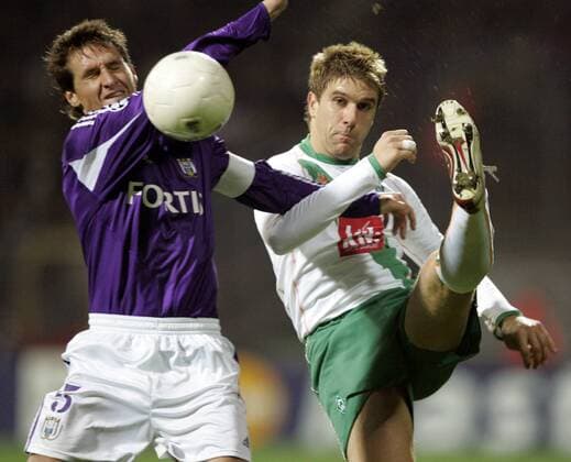 Ivan Klasnic (Bremen, re.) gegen Glen de Boeck (Anderlecht) Fußball EC 1 Herren Champions League 2004 2005, SV Werder Bremen - RSC Anderlecht 5:1 Gruppe Bremen Dynamik,