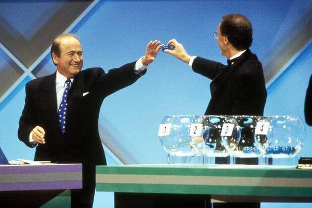 FIFA Generalsekretär Joseph Blatter (li., Schweiz) und Fußballegende Franz Beckenbauer (Deutschland) spielen sich bei der Gruppenauslosung zur Weltmeisterschaft 1994 die Bälle zu Fußball WM Herren Vorschau Weltmeisterschaft 1994, Auslosung, Gruppe Aufnahmedatum geschätzt Las Vegas