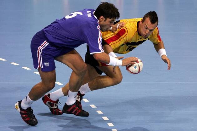 Bertrand Gille (Frankreich, li.) gegen Christian Zeitz (Deutschland) Handball OS Sommer Herren Olympische Sommerspiele Athen 2004, Olympia, Olympiade, Spiele, Länderspiel, Nationalmannschaft Gruppe Faliro, Faliron Dynamik,