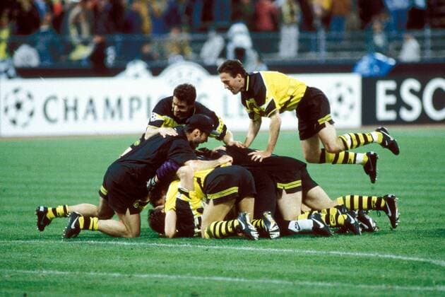 Mannschaftsjubel BVB nach Spielende . Paul Lambert (re.) setzt zur Landung auf seinen Kameraden an Fußball EC 1 Herren Champions League 1996 1997, Borussia Dortmund, Finale, Endspiel, Vdia Gruppe München Freude, Begeisterung,