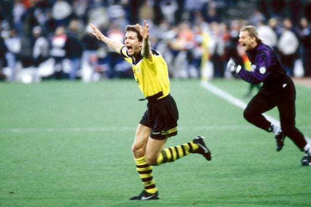 Schlußjubel: Andreas Möller (BVB) stürmt auf das Spielfeld Fußball EC 1 Herren Champions League 1996 1997, Borussia Dortmund, Finale, Endspiel, Vdia Einzelbild München Glück Freude, Begeisterung,