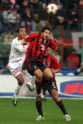 Gennaro Gattuso (Milan, re.) gegen Amantino Mancini (Roma) Fußball Herren Serie A 2004 2005, 1. Italienische Liga, AC Mailand - AS Rom 1:1 Gruppe Mailand Dynamik, Höhe,