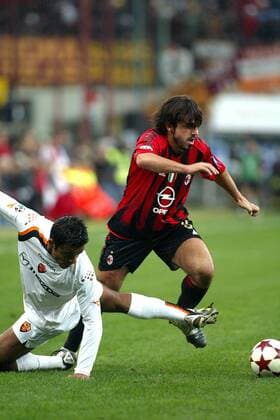 Gennaro Gattuso (Milan, re.) setzt sich gegen Amantino Mancini (Roma) durch Fußball Herren Serie A 2004 2005, 1. Italienische Liga, AC Mailand - AS Rom 1:1 Gruppe Mailand Dynamik,