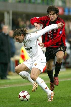 Leandro Cufre (Roma, li.) schirmt den Ball gegen Kaka (Milan) ab Fußball Herren Serie A 2004 2005, 1. Italienische Liga, AC Mailand - AS Rom 1:1 Gruppe Mailand Dynamik,