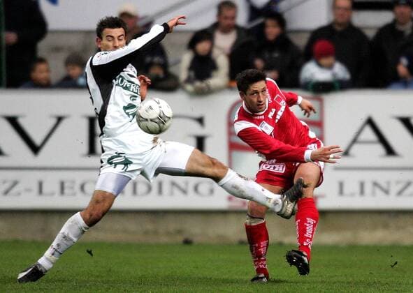 Martin Amerhauser (Graz, re.) zieht vor Yüksel Sariyar (Pasching) ab Fußball Herren tmobileBundesliga 2004 2005, 1. Österreichische Liga, FC Superfund Pasching - Grazer AK 1:2, GAK, Gruppe Pasching Dynamik,