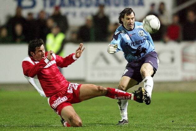 Torwart Josef Schicklgruber (Pasching) wird von Roland Kollmann (Graz) attackiert Fußball Herren tmobileBundesliga 2004 2005, 1. Österreichische Liga, FC Superfund Pasching - Grazer AK 1:2, GAK, Gruppe Pasching Dynamik,