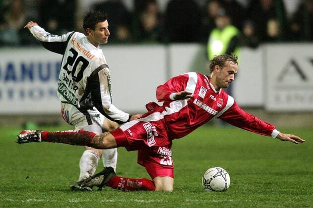 Gernot Sick (Graz, re.) kommt gegen Yüksel Sariyar (Pasching) zu Fall Fußball Herren tmobileBundesliga 2004 2005, 1. Österreichische Liga, FC Superfund Pasching - Grazer AK 1:2, GAK, Gruppe Pasching Dynamik,