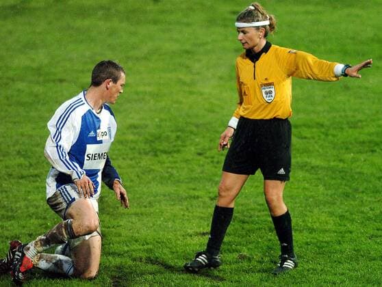 FIFA-Schiedsrichterin Nicole Petignat hat entschieden, li. Stephan Lichtsteiner (Grasshoppers Zürich) nimmt es zur Kenntnis Fußball Herren Super League 2004 2005, Nationalliga A, NLA, 1. Schweizer Liga, Grasshopper Club Zürich Gruppe Zürich