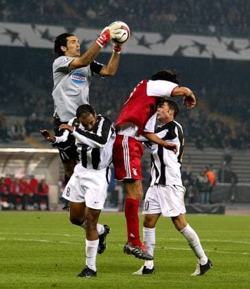Torwart Gianluigi Buffon (li., Juventus) klärt vor Michael Ballack (re., Bayern) Fußball EC 1 Herren Champions League 2004 2005, Juventus Turin - FC Bayern München 1:0, Juve, Vdig Gruppe Turin Dynamik, Abwehr,